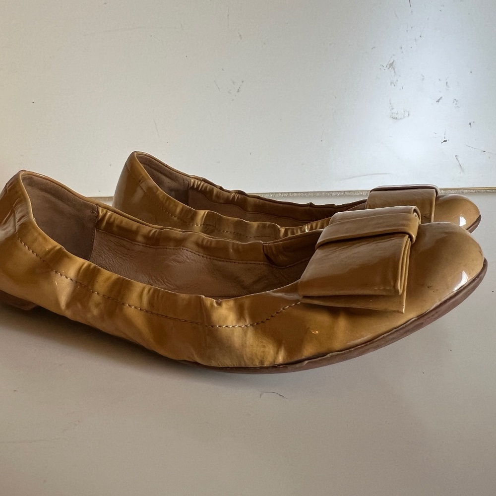 Prada Women's Beige Patent Leather Bow Flats Size 37.5 w/ COA